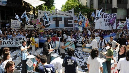Dan pelea: docentes porteños marchan contra el cierre de escuelas nocturnas