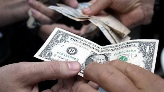 El dólar se disparó por encima de $61  y el contado con liqui a casi $79
