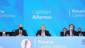 Alberto Fernández se mostró el viernes rodeado del Gobernador de Santa Fe, Omar Perotti y varios ministros, mientras desde el oficialismo insistieron en acusar a Rodríguez Larreta por el aumento de contagios en CABA. (Foto: Presidencia)