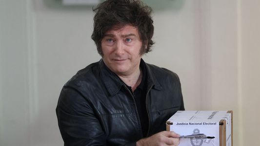 Javier Milei votó en las elecciones legislativas con un fuerte operativo de seguridad y sin dar declaraciones