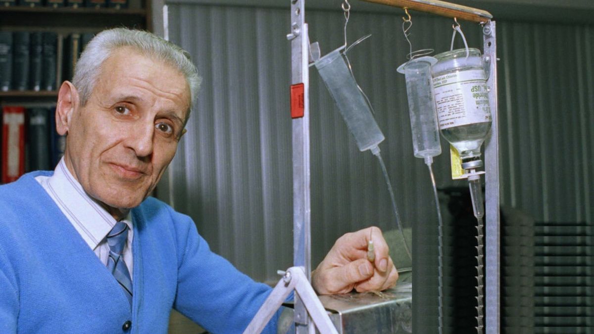 Jack Kevorkian junto a uno de los dispositivos que usaba en los suicidios asistidos. Fuente: Associated Press.&nbsp;