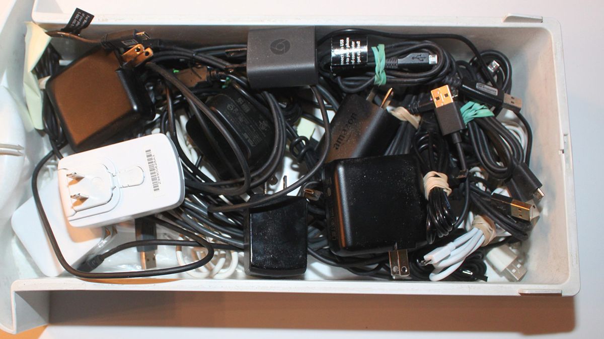 Los cables suelen acumularse en las casas, en los cajones. Los cables suelen acumularse en las casas, en los cajones. 