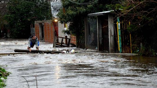 Axel Kicillof se comunicó con Julio Garro y mantiene la alerta máxima por las inundaciones en La Plata