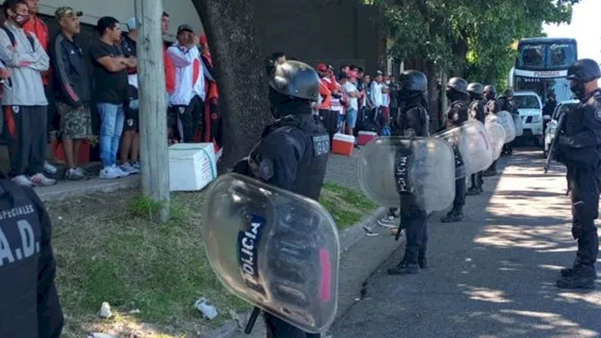 La Policía Bonaerense detuvo a 13 barras de River Plate