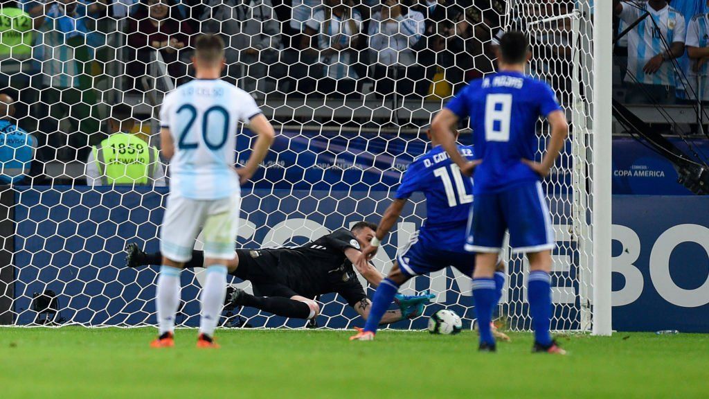 Armani fue el Armani de River y atajó el penal que deja con vida a Argentina