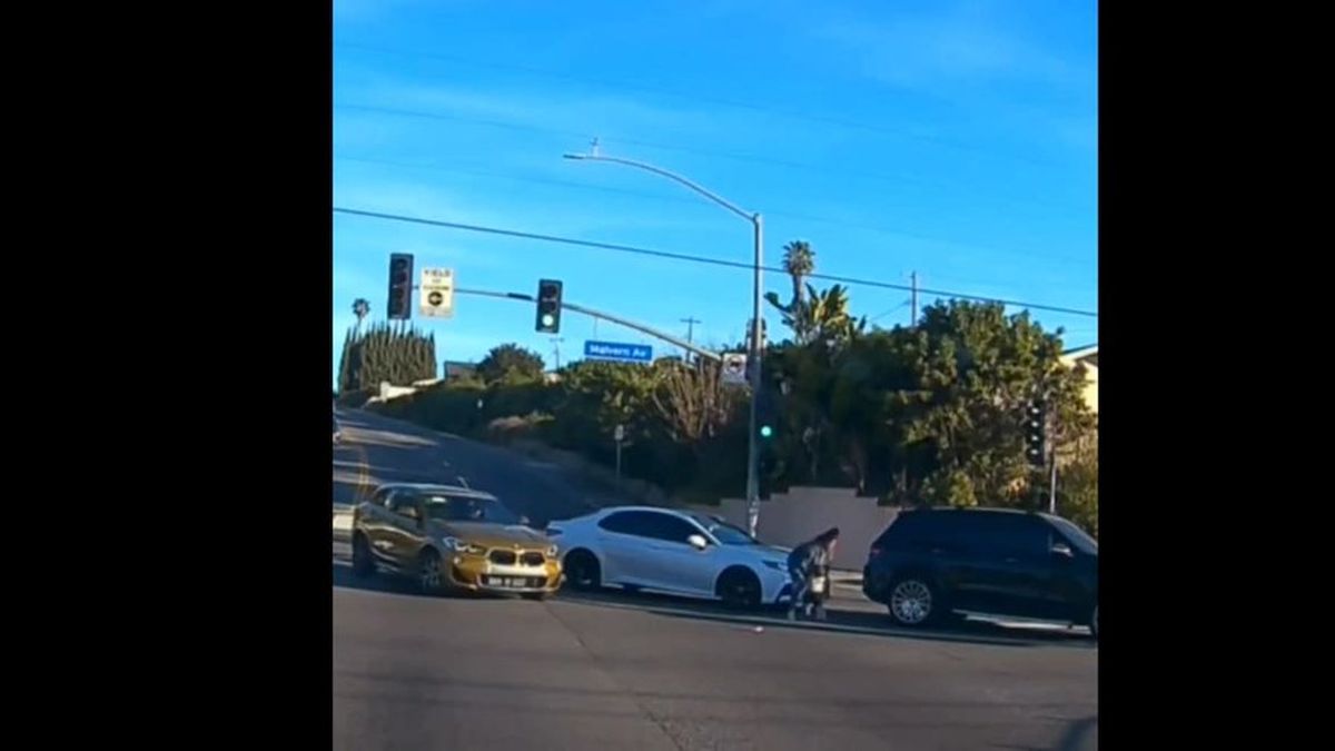 Un bebé salió despedido del auto que manejaba su madre (Foto: captura de video).