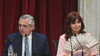 el frio saludo entre cristina kirchner y alberto fernandez, y un momento incomodo por un vaso de agua