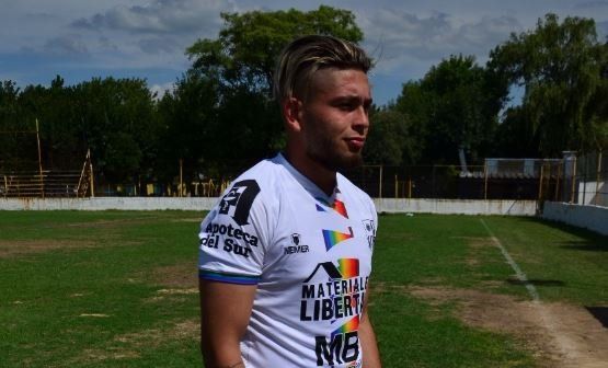 LGBTIQ+: la nueva camiseta de arquero de Central Ballester lleva los colores de la bandera del orgullo