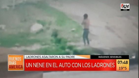 Los delincuentes abandonaron al niño descalzo y sin remera