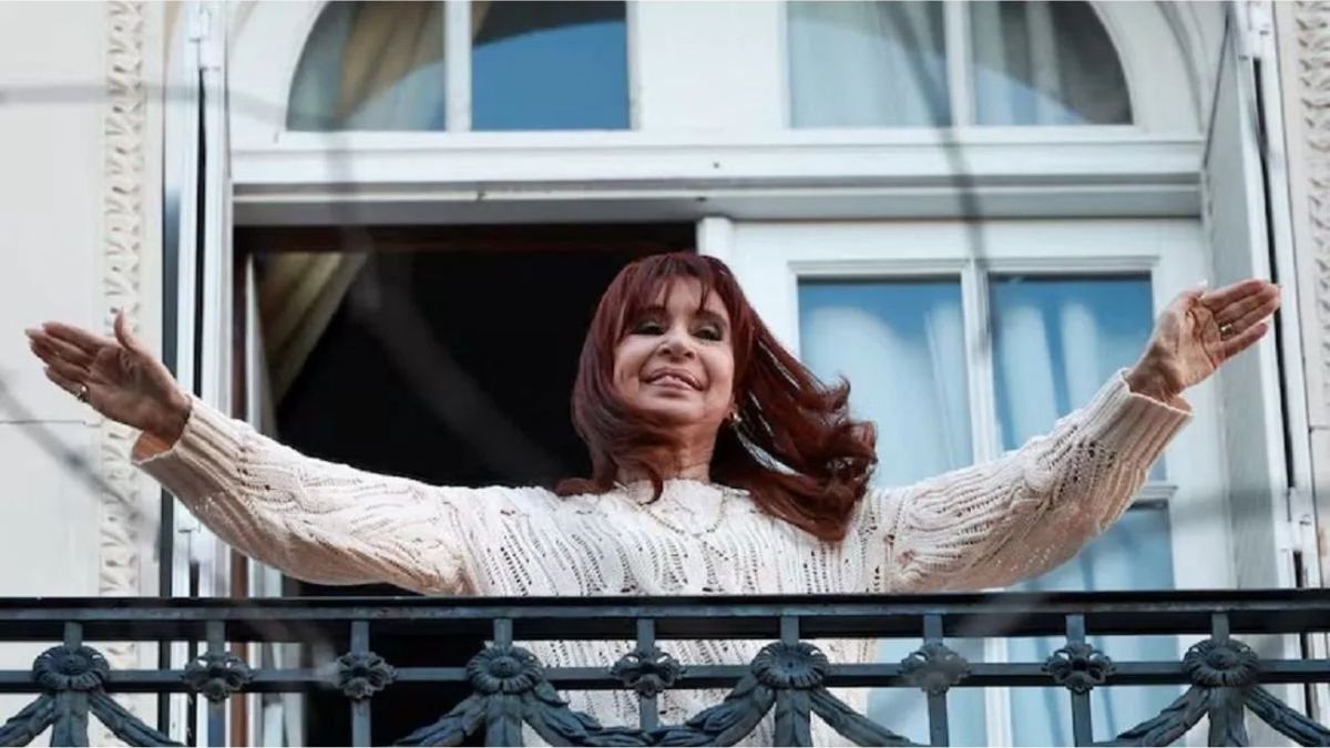 La militancia acompaña a Cristina Kirchner frente a su departamento: cánticos