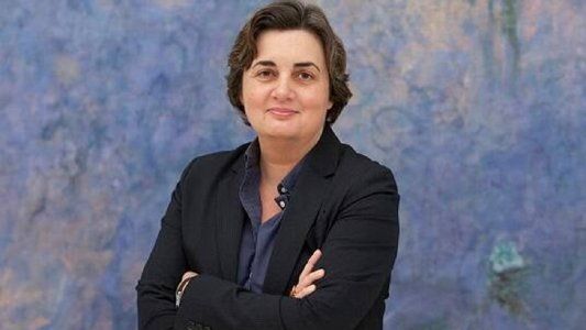 ¿Quién es la primera mujer en dirigir el Museo Louvre?