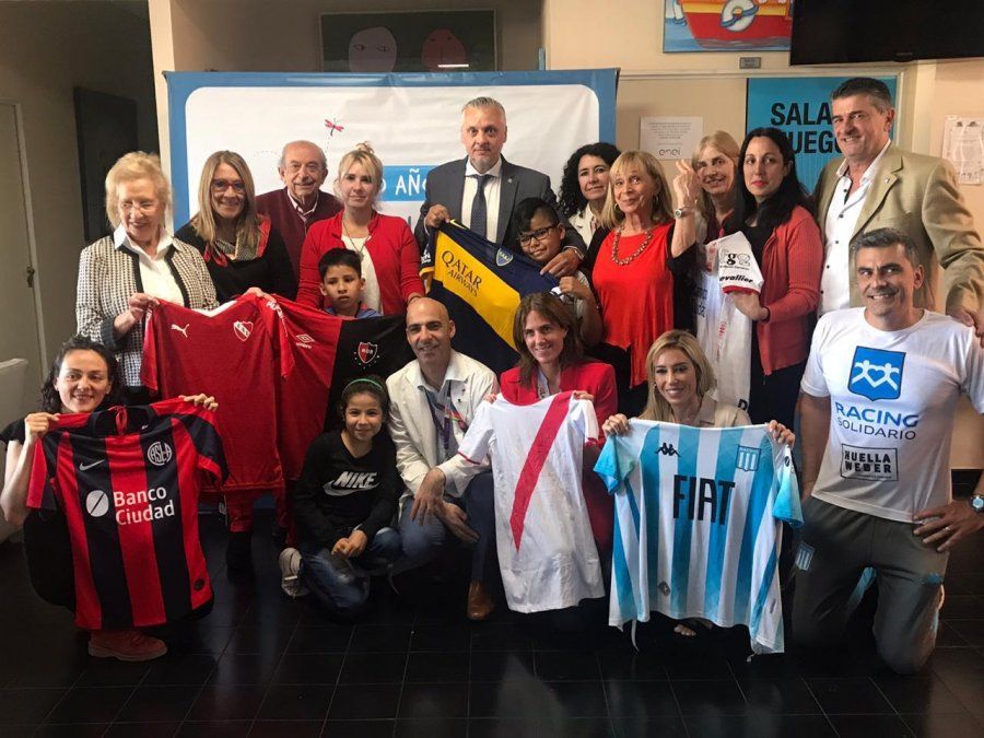 Los clubes de la Superliga entregaron batas hechas con camisetas para los pacientes del Hospital Garrahan