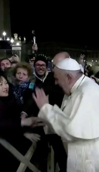 Francisco pidió perdón por su correctivo a una mujer en la Plaza San Pedro