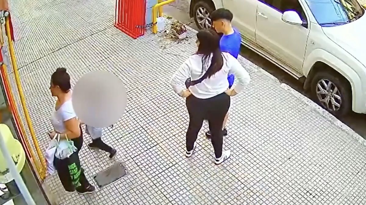 Inseguridad y violencia. El incidente quedó registrado por las cámaras de seguridad del lugar (Foto: captura de video).