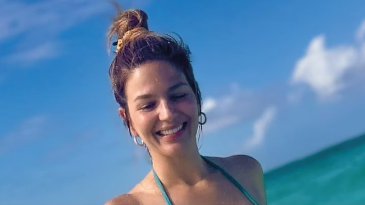 A los 41 años, Marcela Kloosterboer lució una jugada microbikini en la playa