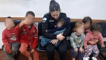 El hermoso gesto de una policía con un bebé y sus 5 hermanos hallados con un papá alcoholizado