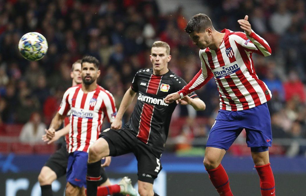 El Atlético de Simeone le ganó sobre la hora al Leverkusen y encabeza su grupo en la Champions
