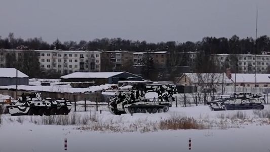 Rusia retira tropas de la frontera con Ucrania, mientras la diplomacia puja para destrabar el conflicto