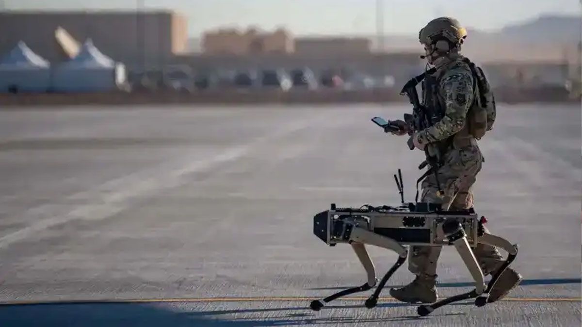 Un soldado guía a un robot con forma de perro. ¿La Inteligencia Artificial hará que se rebele contra su amo? ( Foto: Gentileza Hipertextual)