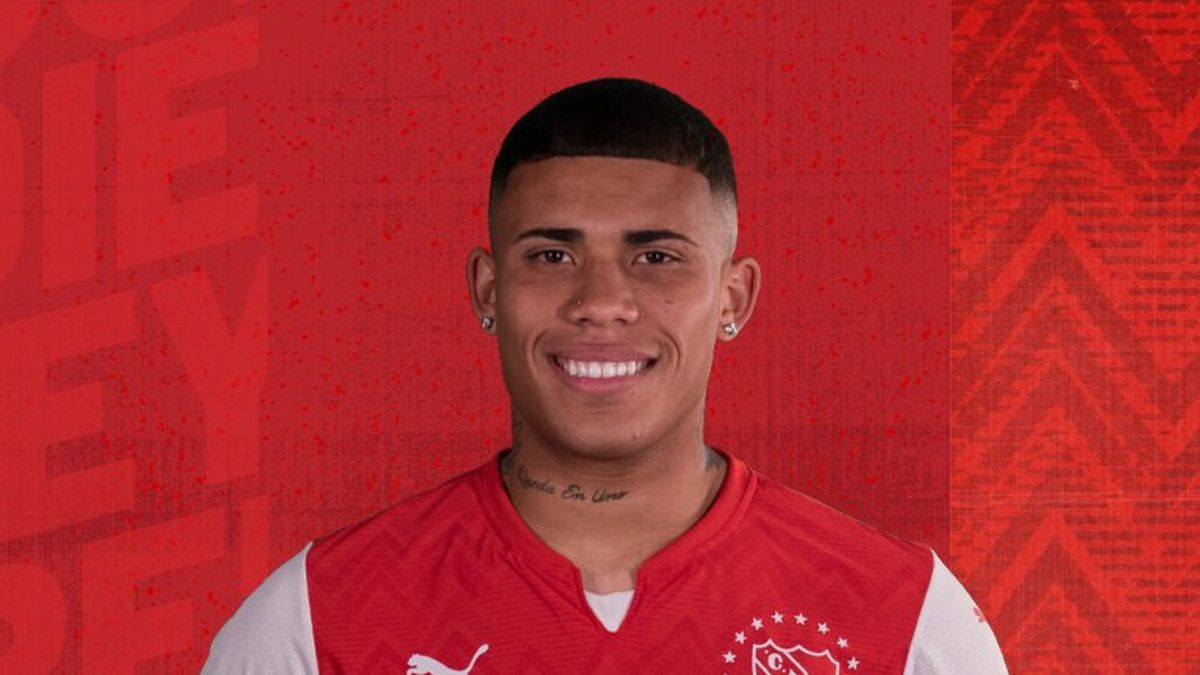 Ayrton Costa se desempeña como lateral izquierdo en Independiente (Foto: C.A.I).