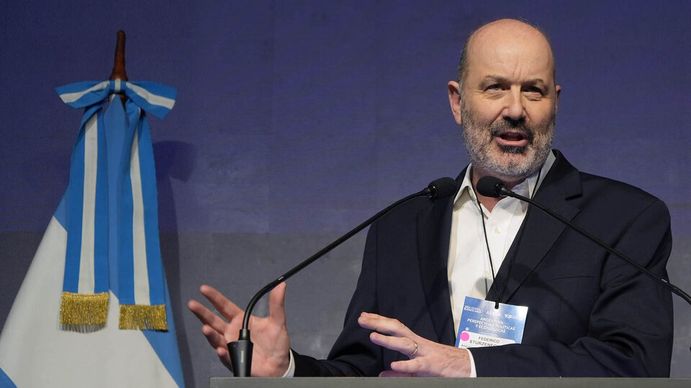 Federico Sturzenegger anunció la incorporación de vuelos low cost y adelantó nuevas rutas de cabotaje