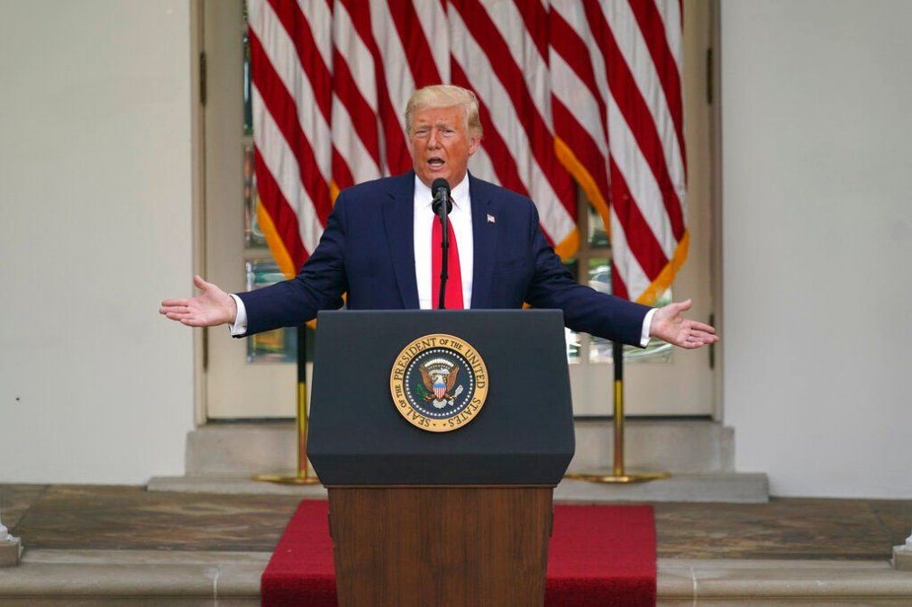 Trump amenaza con cerrar sus redes sociales tras el cuestionamiento de Twitter por publicar fake news