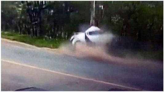 Video: un auto que choca y se parte en dos en Brasil provoca la muerte de una chica de 24 años