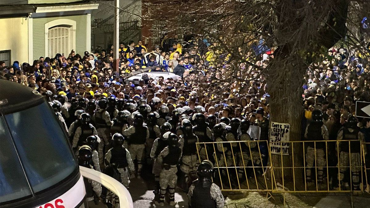 Graves incidentes entre los hinchas de Boca y la policía.