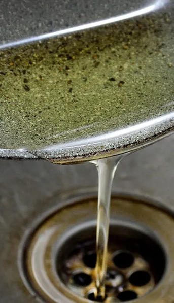 Cómo desechar correctamente el aceite de cocina usado para evitar errores comunes