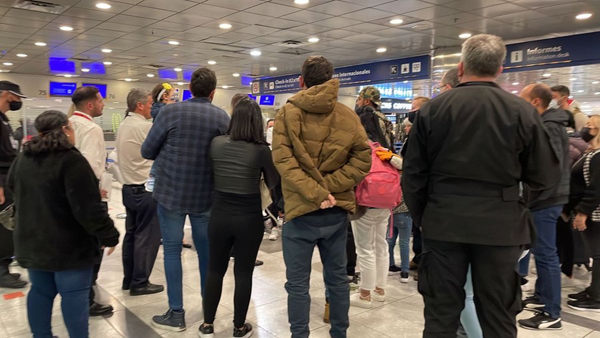Cientos de varados en Ezeiza por segundo avión venezolano-iraní que cambió su destino para no ser retenido (Foto: Twitter).