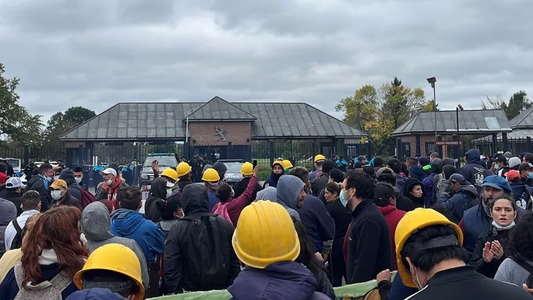 Protesta frente a la casa del ministro de Economía Luis Caputo