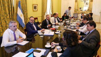 El gabinete económico acordó agilizar trámites de ayuda a Pymes y atención en bancos