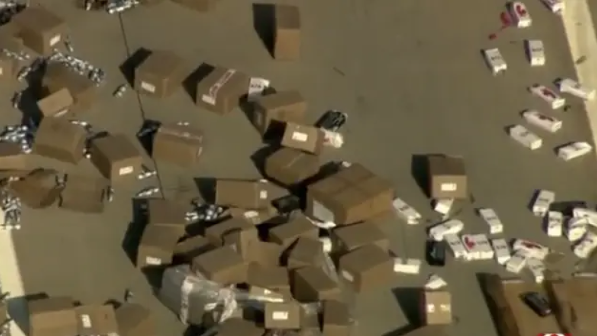 Toda la mercadería quedó desparramada sobre la autopista (Foto: captura de video).