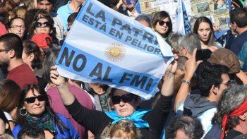 Sindicatos y movimientos sociales marchan contra la misión del FMI que llega hoy al país