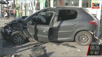 El auto, incrustado en la entrada de la farmacia. Foto: captura de Tv. El auto, incrustado en la entrada de la farmacia. Foto: captura de Tv.