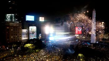 Pese a la derrota ante España, miles de hinchas coparon el Obelisco para agradecer a la Selección Argentina Pese a la derrota ante España, miles de hinchas coparon el Obelisco para agradecer a la Selección Argentina