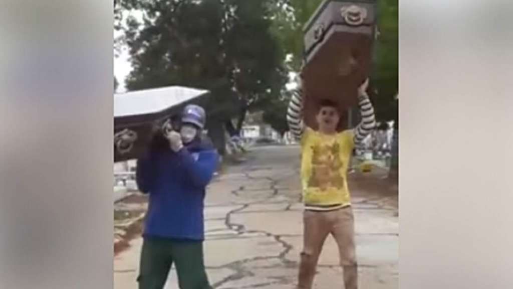 Empleados del Cementerio de Lomas bailaron con ataúdes, se quedaron sin trabajo