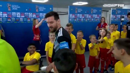 La imperdible reacción de los niños que salieron a la cancha con Messi
