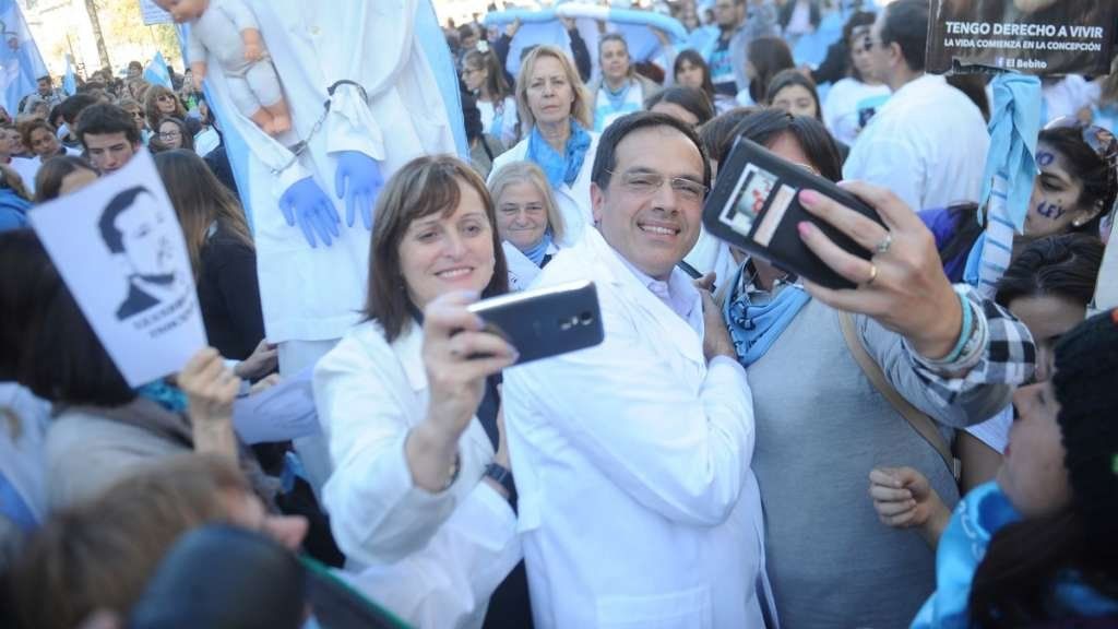 Así fue la marcha a favor del ginecólogo que se negó a hacer un aborto