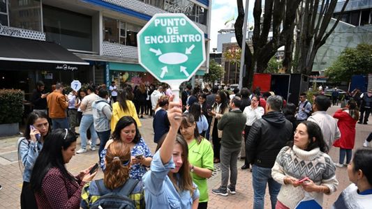 Un fuerte sismo sacudió Bogotá y causó importantes réplicas