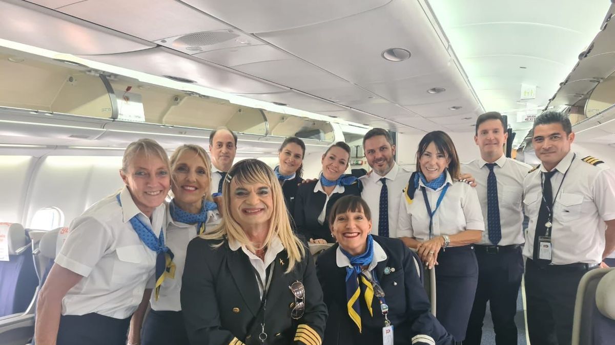 Era militar, vuela en Aerolíneas y se convirtió en la primera pilota trans que comanda un vuelo