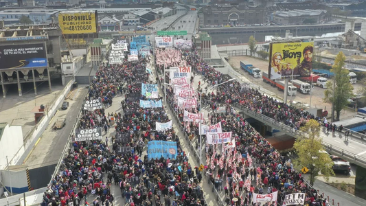 Culmina la marcha piquetera masiva en el centro porteño y poco a poco se deconcentran las columnas
