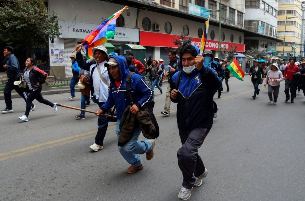 Partidarios de Evo Morales tomaron las calles de La Paz y la policía respondió con  gases lacrimógenos y balas de goma