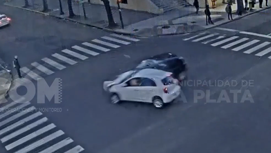 Video: una mujer murió en un choque luego de que un conductor cruzó en rojo