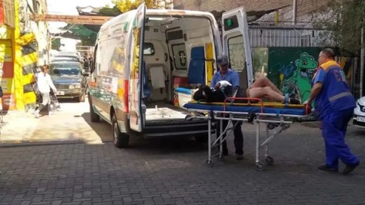 La mujer que cayó dos veces del edificio de la Liga Mendocina de Fútbol es atendida por el Servicio Coordinado de Emergencia. (Foto: gentileza Diario Uno)