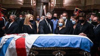 Así fue la visita de Alberto Fernández al velatorio de Carlos Menem