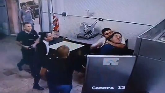 Locura en San Telmo: un chef se sacó y atacó con un cuchillo a un empleado de un restaurante