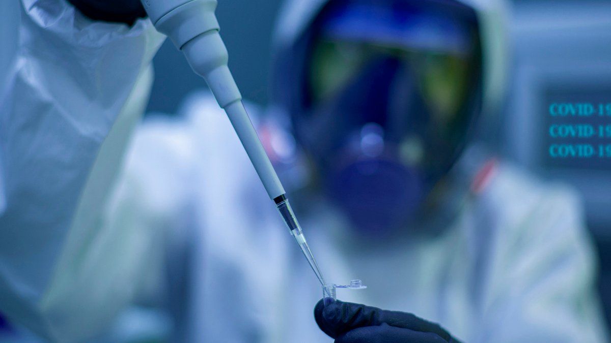 Los personajes, hitos, descubrimientos y médicos más relevantes de la pandemia