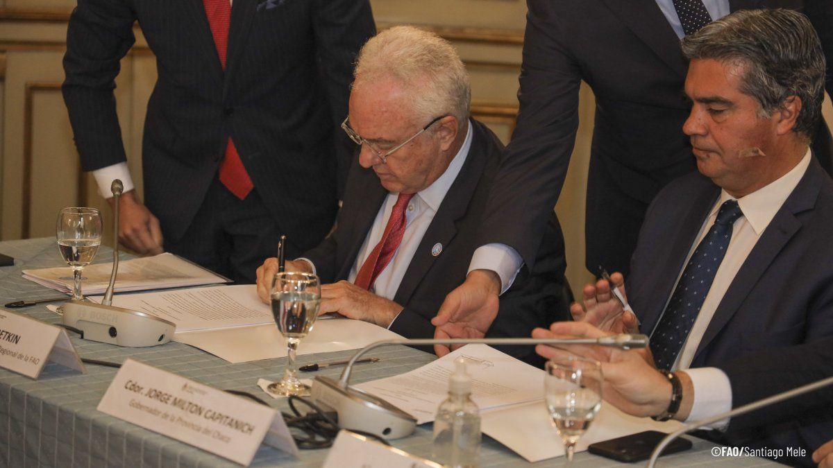 La firma del memorandum de entendimiento entre la FAO y Chaco. 
