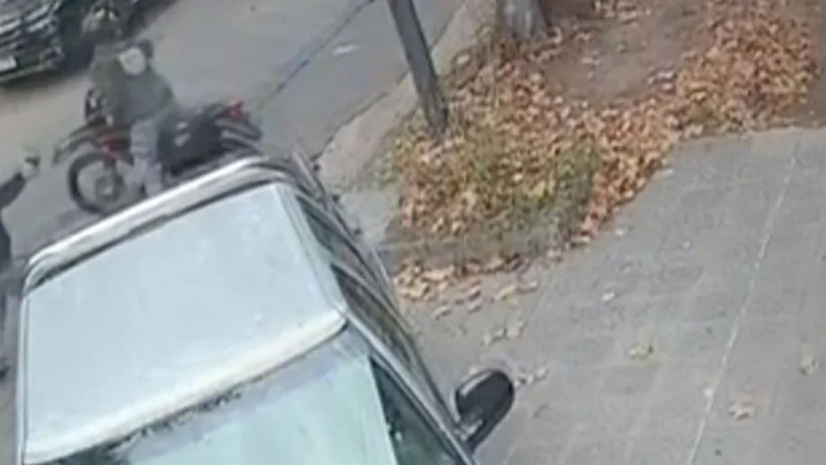 El momento del disparo contra la casa donde fue herida la bebé. (Foto: captura)